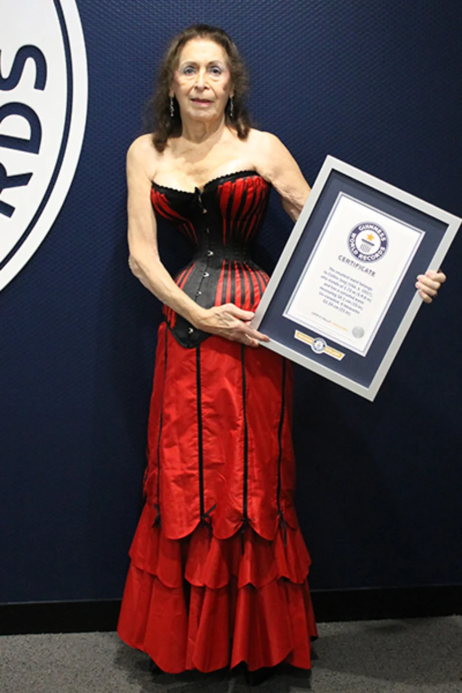 世界上最细的腰女人腰围38.1厘米获得吉尼斯世界纪录