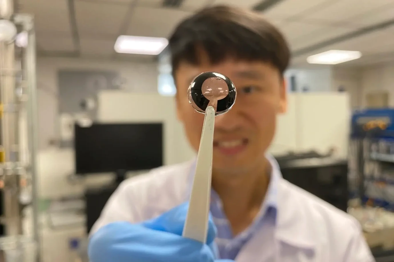 新加坡南洋理工大学研发出智能隐形眼镜 靠眼泪充电电池薄如眼角膜