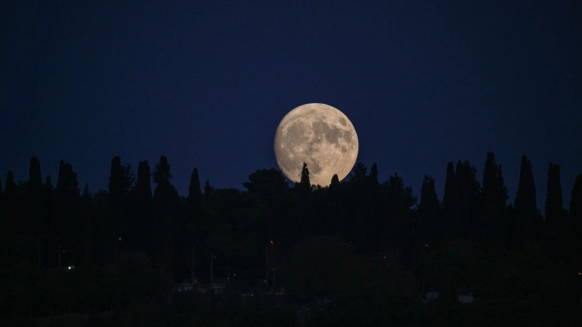 天文爱好者快看超级蓝月亮升起 NASA称二十年一次