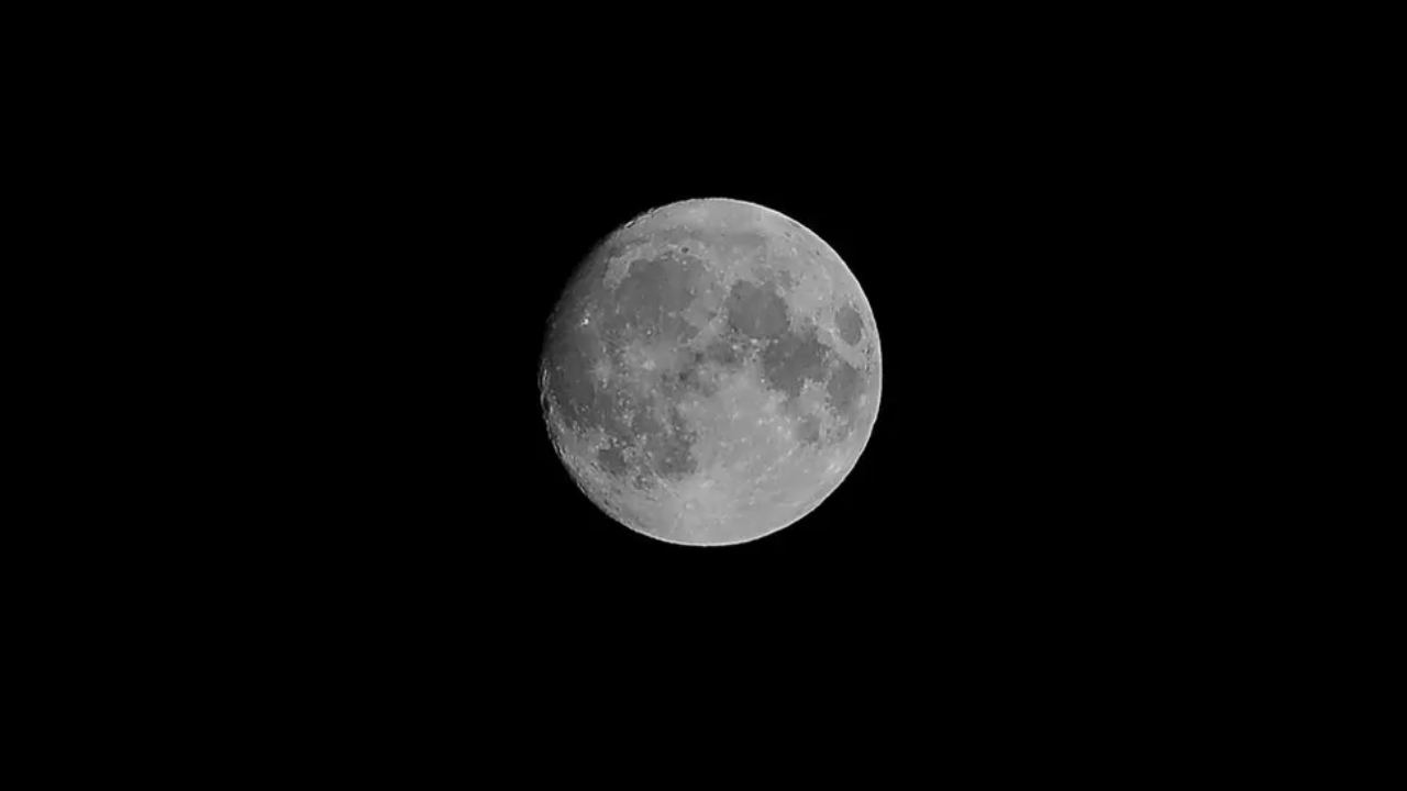 天文爱好者快看超级蓝月亮升起 NASA称二十年一次